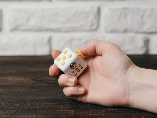 Fidget Alívio Estresse Cubo Mão Sobre Fundo Madeira Marrom Fingers — Fotografia de Stock