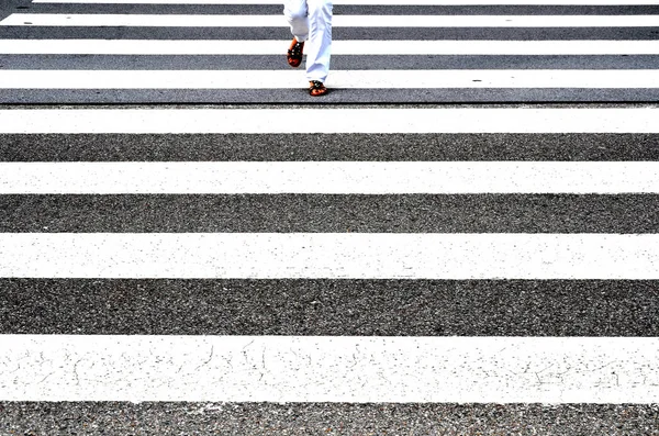 穿凉鞋的妇女走过人行横道 — 图库照片