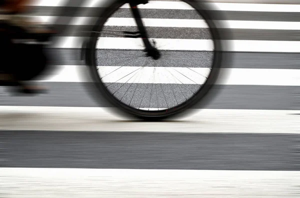 歩行者用横断歩道近く写真自転車 — ストック写真