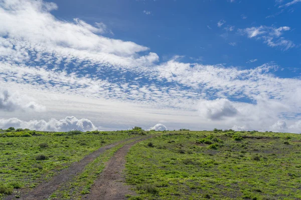 雲と青空が広がる山の風景 — ストック写真