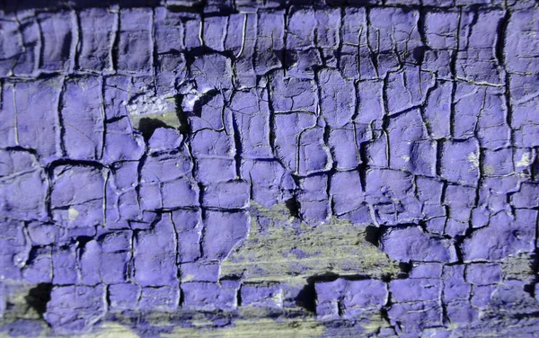 紫色油漆的质地在木头上裂开 — 图库照片