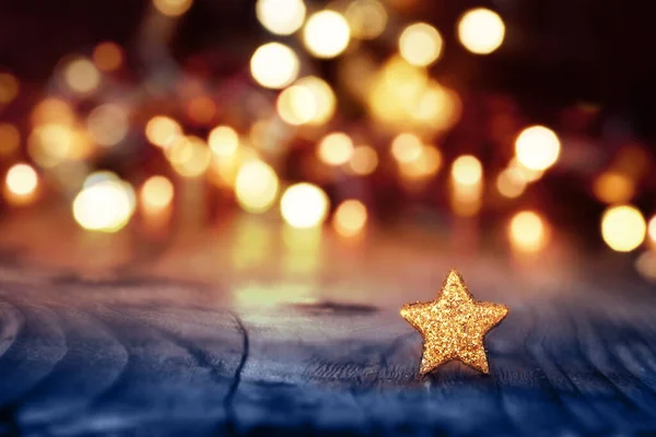 Altın Işıklarla Mavi Ahşap Bir Masada Bir Yıldızla Noel Için — Stok fotoğraf