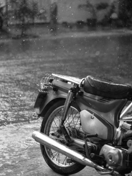 Foto Preto Branco Motociclo Fechamento Raindrops — Fotografia de Stock