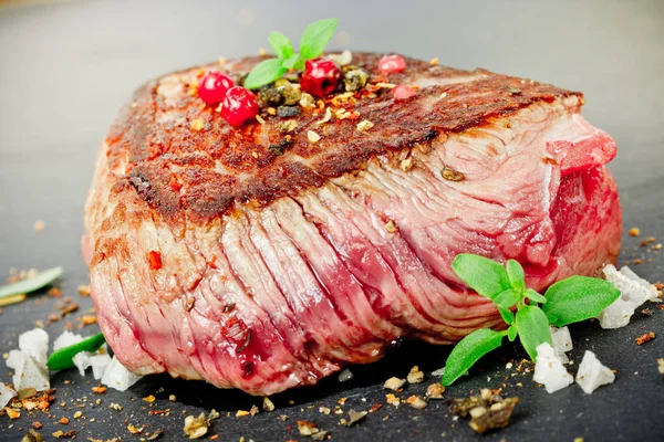 Rauwe Biefstuk Met Specerijen Een Houten Tafel — Stockfoto