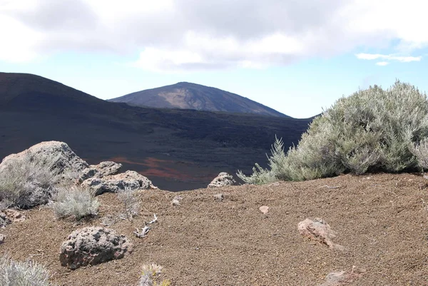在这个岛上仅存的活火山 重逢岛上的四边形火山口 — 图库照片