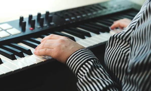 Çizgili Gömlekli Bir Kadın Synthesizer Çalar Çerçevede Iki Var Yan — Stok fotoğraf