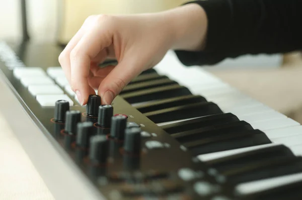 Woman Black Jacket Adjusts Synthesizer One Hand Frame Side View — Stock Photo, Image