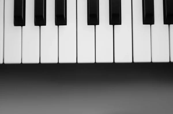 Tastatursynthesizer Auf Grauem Hintergrund Schwarz Weiß Foto Blick Von Oben — Stockfoto