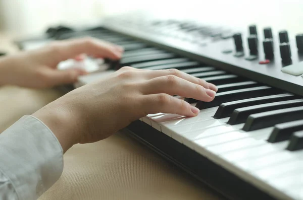 Female Hands Dressed White Shirt Playing Synthesizer — Stock Photo, Image