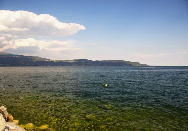 Lake Blue Green Water Blue Cloudy Sky — Stock Photo, Image