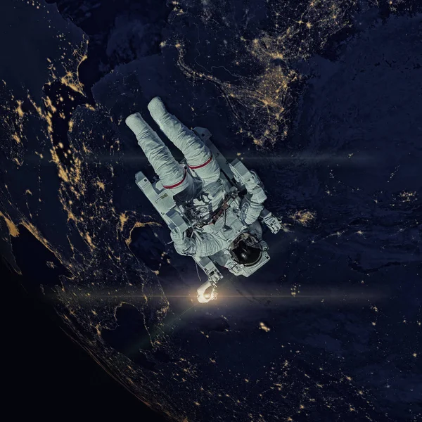 在太空中的宇航员 星云的背景 这幅图像由美国国家航空航天局提供的元素 — 图库照片