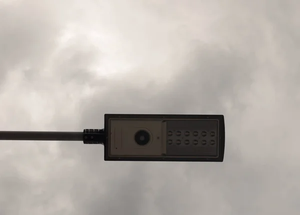 Egy Utcai Lámpa Alulról Nézve Zavaros Háttérrel — Stock Fotó