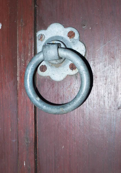 Sluiting Van Een Metalen Deurkruk Houten Poort — Stockfoto