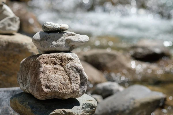 Des Pierres Sur Une Pile Ruisseau Avec Des Réflexes Solaires — Photo