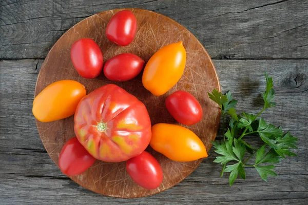 Red Yellow Tomatoes Parsley Rustic Wooden Board — Stock Photo, Image