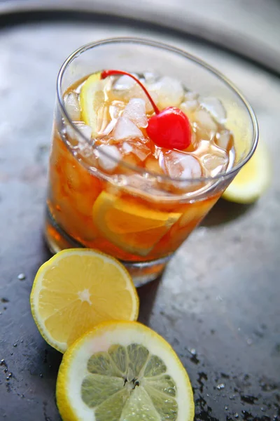 Cocktail Aigre Whisky Avec Glace Concassée Citron Cerise Marasquin Sur — Photo