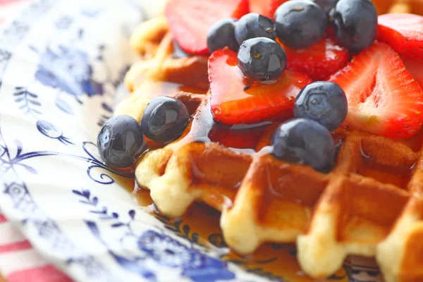 Closeup Homemade Waffle Fresh Strawberries Blueberries Syrup Decorative Plate — Stock Photo, Image