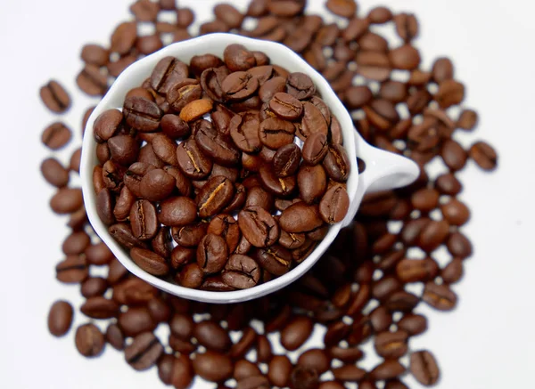 Granos Café Una Taza Sobre Fondo Blanco — Foto de Stock