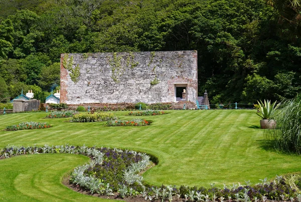 사진은 빅토리아 시대에 벽으로 둘러싸인 정원인 수도원 — 스톡 사진