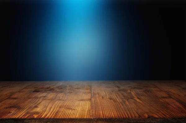 Tavolo Legno Rustico Vuoto Con Fascio Luce Blu Una Presentazione — Foto Stock