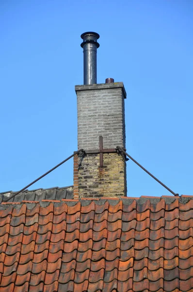 Vista Telhado Com Uma Lareira Uma Antena — Fotografia de Stock