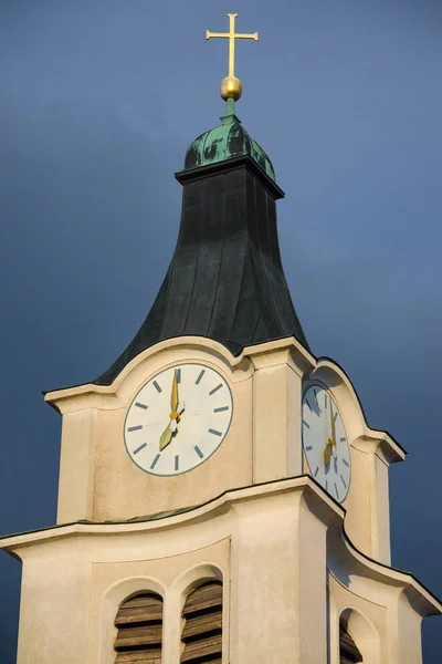 古老的历史钟楼 教堂顶部有古钟和金色十字架 — 图库照片