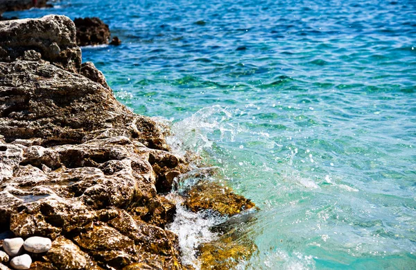 Costa Rochosa Com Água Salpicos Frente Mar Azul Croácia — Fotografia de Stock