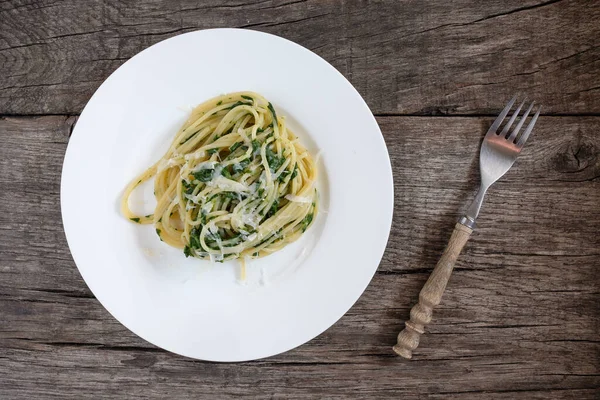 Spaghetti Med Spenat Och Parmesan Tallrik Och Rustikt Bord — Stockfoto