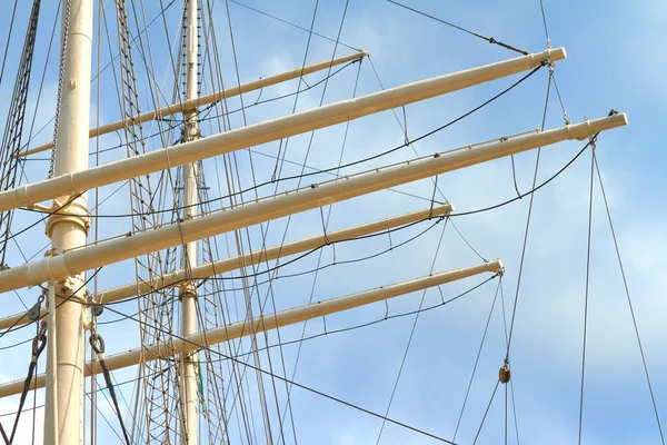 Mast Ett Stort Segelfartyg Framför Blå Himmel — Stockfoto