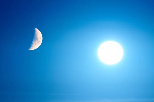 Nap Hold Egyszerre Látható Égen — Stock Fotó