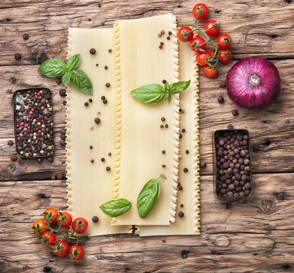 Итальянская Еда Подготовка Итальянской Лазаньи Базиликом Деревянном Фоне — стоковое фото