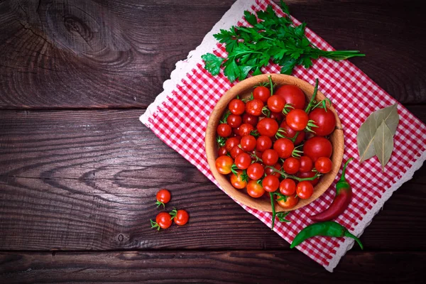 Tomates Cereja Vermelhos Frescos Uma Placa Madeira Guardanapo Espaço Vazio — Fotografia de Stock