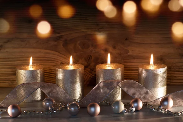 Χριστούγεννα Νεκρή Φύση Αναμμένα Κεριά Μπροστά Από Ένα Ρουστίκ Ξύλινο — Φωτογραφία Αρχείου