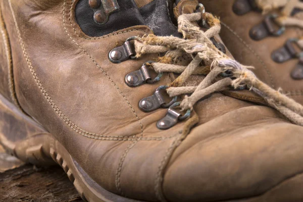 Botas Caminhada Velhas Com Laços Quebrados — Fotografia de Stock