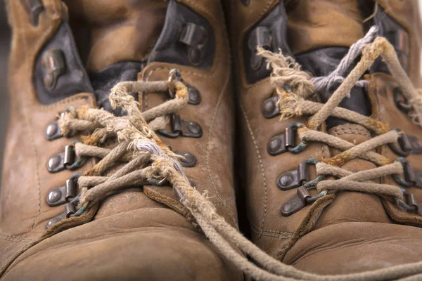 Botas Caminhada Velhas Com Laços Quebrados — Fotografia de Stock