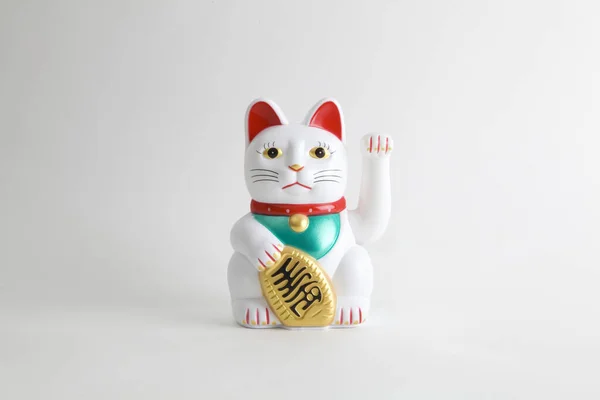 Maneki Neko Plast Katt Symboliserar Lycka Och Rikedom Vit Bakgrund — Stockfoto