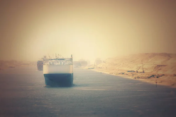 Kanał Sueski Słup Statku Przechodzi Przez Nowy Wschodni Kanał Przedłużający — Zdjęcie stockowe
