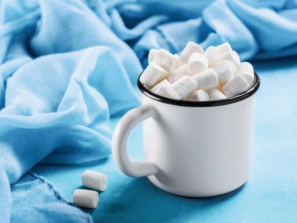 Marshmallows Cup Blue Background Copyspace Winter Food Background Concept — Stock Photo, Image