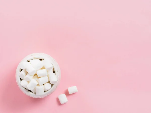 Marshmallows Fundo Rosa Com Copyspace Deitado Plano Vista Superior Fundo — Fotografia de Stock