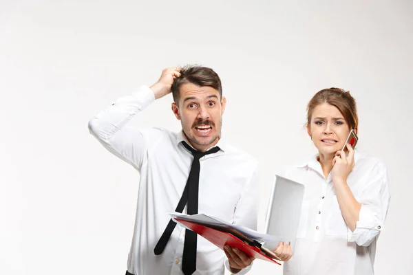 Coppia Lavoro Difficoltà Ufficio Guardando Fotocamera Sfondo Bianco — Foto Stock