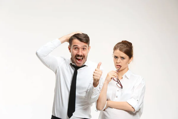 Coppia Successo Ufficio Guardando Fotocamera Sfondo Bianco Con Diverse Emozioni — Foto Stock