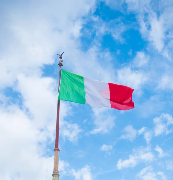 Bandiera Nazionale Italia Contro Cielo Blu — Foto Stock