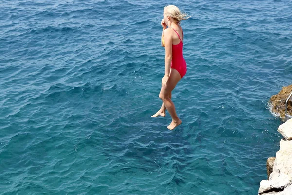 Mayolu Genç Kız Denize Atlıyor — Stok fotoğraf