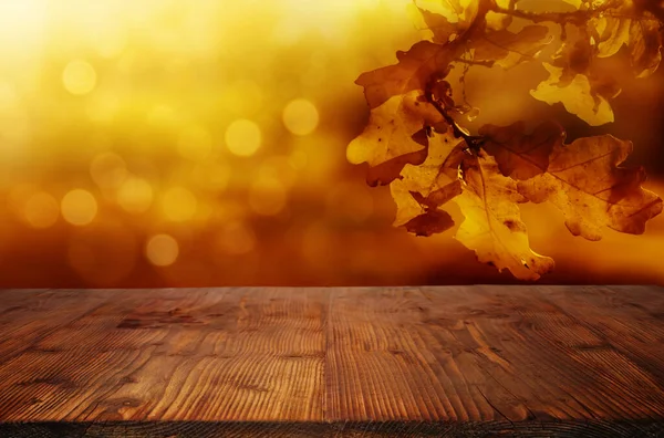 Gouden Herfst Bladeren Achtergrond Met Bokeh Lege Houten Tafel Voor — Stockfoto