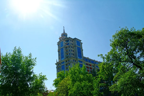 Οροφή Των Σύγχρονων Κτιρίων Στο Μπλε Φόντο Του Ουρανού Μόσχα — Φωτογραφία Αρχείου