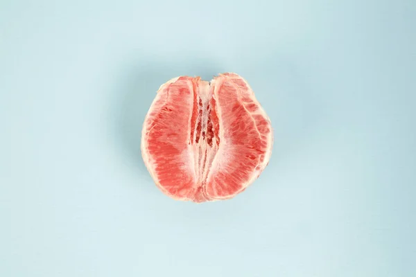 Napůl Oloupaný Grapefruit Popově Zbarveném Pozadí Minimální Barva Zátiší Výstřední — Stock fotografie