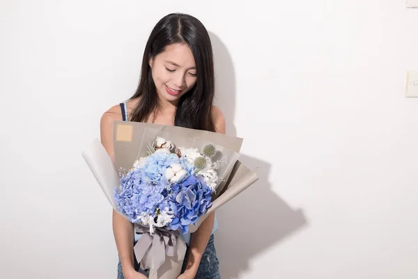 快乐的女人拿着一束花 — 图库照片