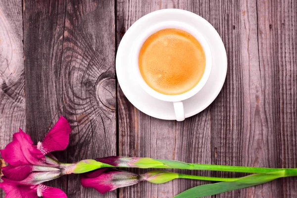 Cappuccino Einer Weißen Tasse Mit Untertasse Auf Grauem Holzgrund Neben — Stockfoto