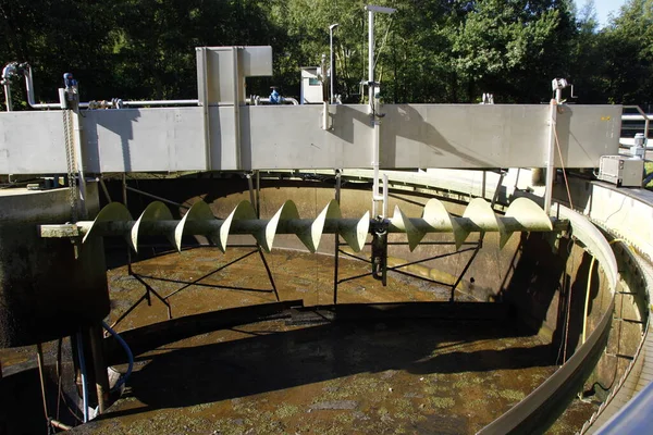 Zicht Een Secundaire Zuiveraar Een Rioolwaterzuiveringsinstallatie Die Goedgekeurd Voor Onderhoud — Stockfoto