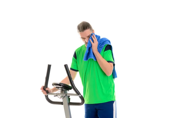 Mladý Muž Zelené Košili Vlak Fitness Strojem — Stock fotografie